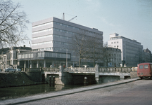 117587 Gezicht op de Willemsbrug over de Stadsbuitengracht te Utrecht, vanaf de Rijnkade, met op de achtergrond het ...